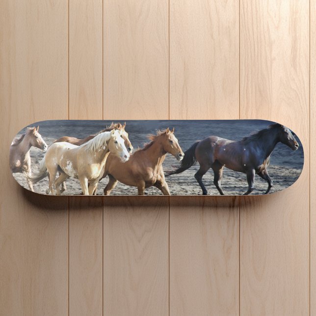 Pferde Galopp im Surfbrett Skateboard (Von Creator hochgeladen)
