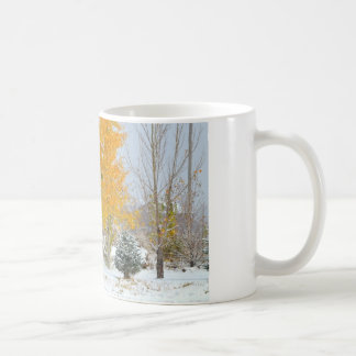 Pferde im Schnee mit farbigem Baum Kaffeetasse