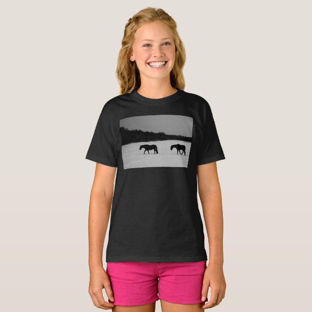 Pferde im Schneebereich T-Shirt (Vorne ganz)