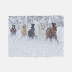 Pferde laufen durch den Schnee Fleecedecke