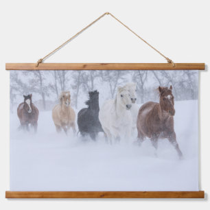 Pferde laufen durch den Schnee Wandteppich Mit Holzrahmen