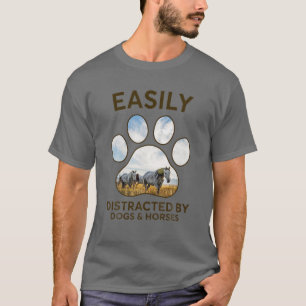 Pferde, leicht abgelenkt von Hunden und Pferden T-Shirt