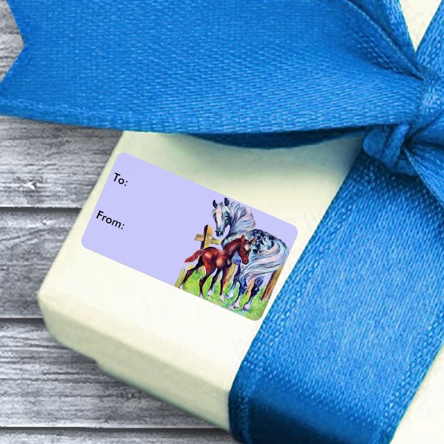 Pferde Mama Baby Geschenketiketten Adressaufkleber (Mother horse with brown baby colt in grass by fence on periwinkle blue gift tag labels.)