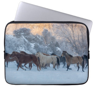 Pferde-Treck im Winter auf der Hideout Ranch Laptopschutzhülle