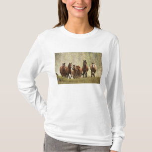 Pferde überqueren einen kleinen Hügel während des  T-Shirt
