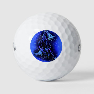 Pferdegolfball in der ungestümen, starren Nacht Golfball