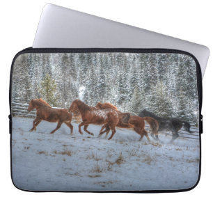 Pferdeherde, die im Winterschnee laufen Laptopschutzhülle