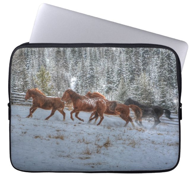 Pferdeherde, die im Winterschnee laufen Laptopschutzhülle (Vorderseite)