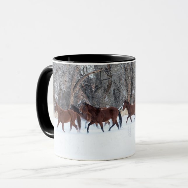 Pferdeherde, die in Winterschnee laufen Tasse (Vorderseite Links)
