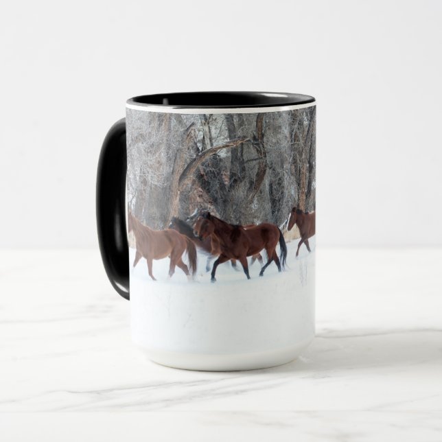 Pferdeherde, die in Winterschnee laufen Tasse (Vorderseite Links)