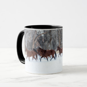 Pferdeherde läuft im Winterschnee Tasse