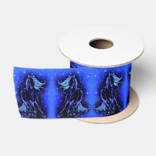 Pferdeschwalbe im blauen Mondlicht Satinband