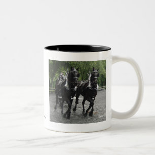 Pferdewechsel in Schritt Zweifarbige Tasse