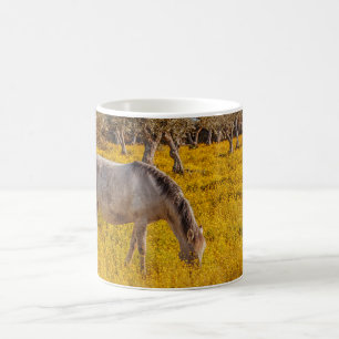Pferdeweiden auf einer gelben Blumenwiese Kaffeetasse