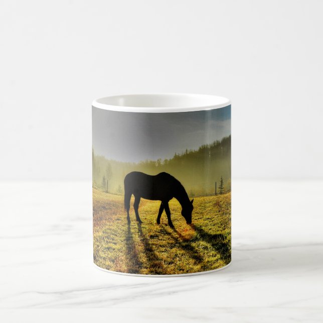 Pferdeweiden bei Sonnenaufgang im Foto des Misty F Kaffeetasse (Mittel)
