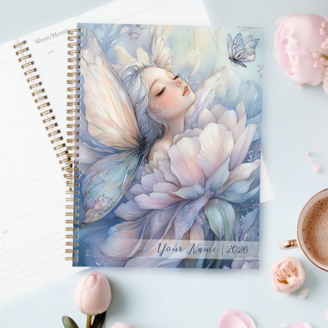 Pfingstrose der Morgendämmerung Planer (Peony Of The Dawn planner on the table, next to a cup of coffee)