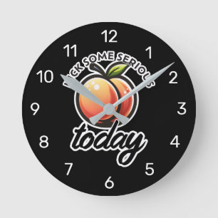 Pfirsich-Po tritt heute richtig kräftig zu Motivie Runde Wanduhr