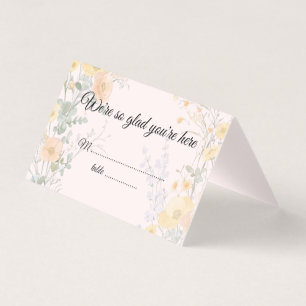 Pfirsichfarbene Wildblumen gefaltete Hochzeitsplat