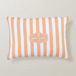 Pfirsichfuzz und weiße, breite Streifen mit Monogr Dekokissen