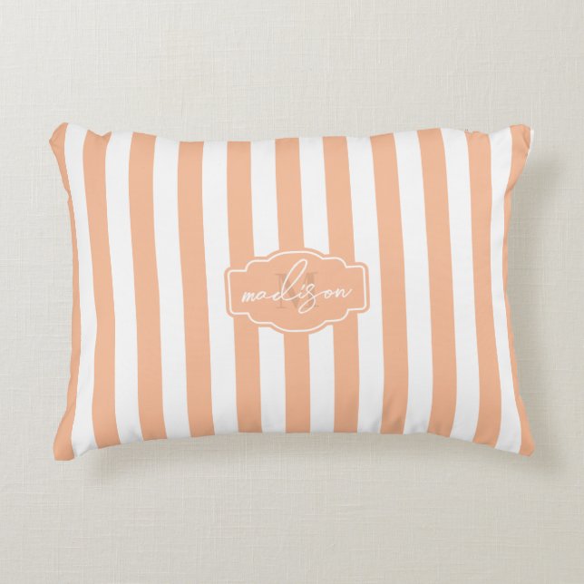 Pfirsichfuzz und weiße, breite Streifen mit Monogr Dekokissen (Vorderseite)
