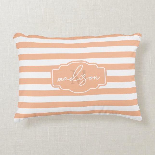 Pfirsichfuzz und weiße, breite Streifen mit Monogr Dekokissen (Vorderseite)