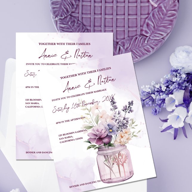 Pfirsichviolette Blumen in Mason Jar Hochzeitseinl Postkarte (Peach Purple Flowers In Mason Jar Wedding Invitation)