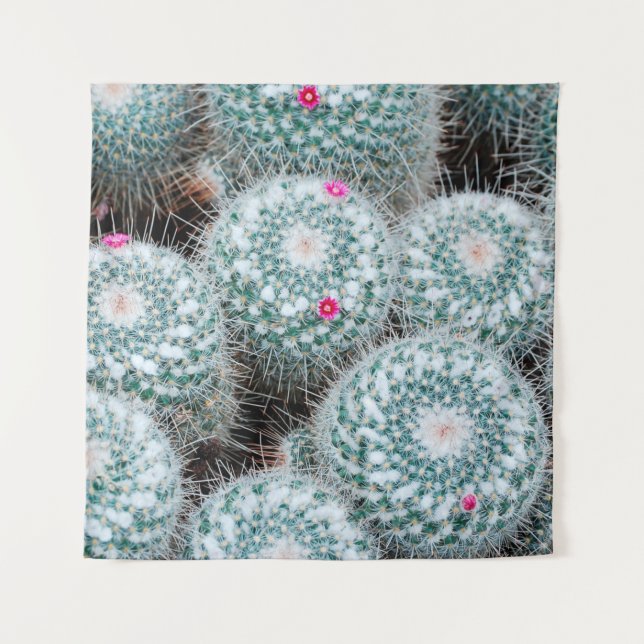 Pflanze mit Tiny Pink Blume Wandteppich (Vorderseite)