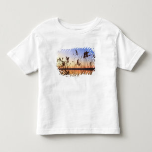 Pflanzen-Silhouette durch Lakesidesonnenuntergang Kleinkind T-shirt
