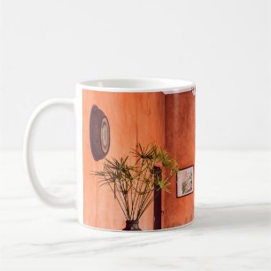 PFLANZER MIT PFLANZE IN DER NÄHE DER RÄUME RUG INN KAFFEETASSE