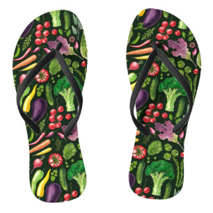 Pflanzliche und Kräuter Gartenernte auf schwarz Flip Flops
