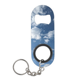Pflaster aus weißen Wolken Mini Flaschenöffner