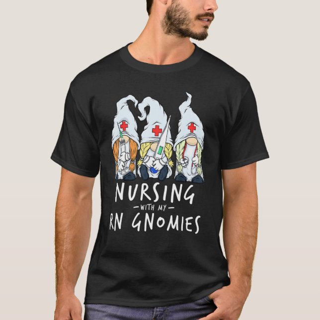 Pflege mit meinen RN-Gnomen der Nurse Gnome Scrubs T-Shirt (Vorderseite)