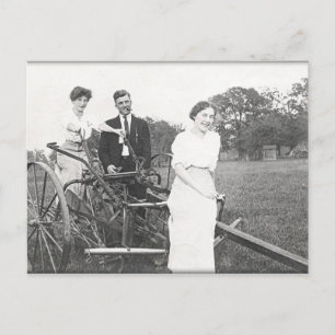 Pflügen in einem Kleid Postkarte