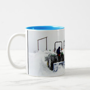 Pflügender Schnee auf der Ranch Zweifarbige Tasse