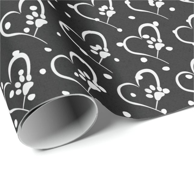 Pfoten mit weißem Hund auf Herz Geschenkpapier (Rolleneckpunkt)