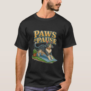 Pfoten und Pause Lustige Yoga-Katze, die sich auf T-Shirt