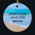 Phantastisch Beach Tropical Scene Foto Hochzeit Keramikornament<br><div class="desc">Ein Ornament personalisiert mit Ihrer Hochzeitsinfo mit einem Foto einer klaren, blauen Ozeanszene mit sanften Wellen an einer Küste und weichem braunem Sand. Ein blauer Himmel mit flauschigen Wolken in der Ferne. Serene tropische idyllische Jahreszeit.</div>