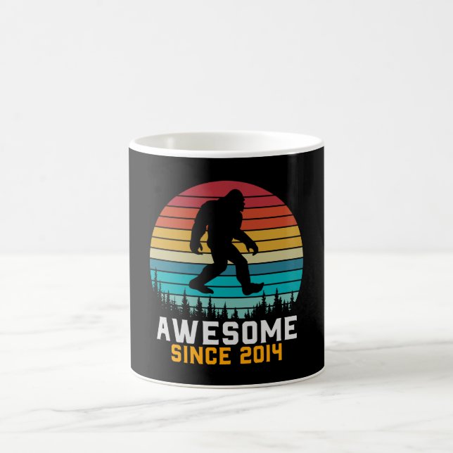 Phantastisch seit 2014 | Birthday Bigfoot Retro Kaffeetasse (Mittel)