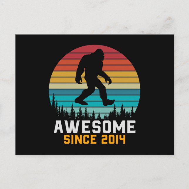 Phantastisch seit 2014 | Birthday Bigfoot Retro Postkarte (Vorderseite)