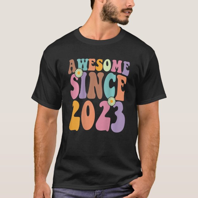 Phantastisch seit 2023 Retro Groovy Floral Hippie  T-Shirt (Vorderseite)