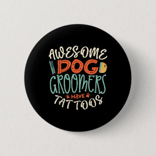 Phantastische Hunde-Großomere haben Tattoos, die H Button