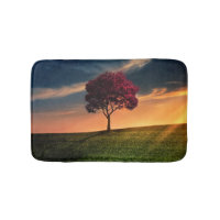 Phantastische Landschaft mit Rotem Baum bei Sonnen