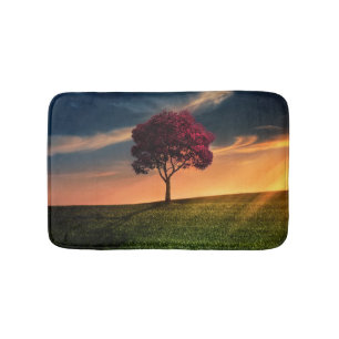 Phantastische Landschaft mit Rotem Baum bei Sonnen Badematte