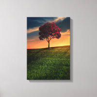 Phantastische Landschaft mit Rotem Baum bei Sonnen