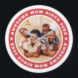 Phantastische Mama seit 20XX Modernes Foto Große Wanduhr<br><div class="desc">Dieses einfache und moderne Design besteht aus Serifentypografie und fügt ein individuelles Foto hinzu. Phantastische Mama Seit 20XX umkreist das Foto deiner Mutter, Mutter, Mutter, Mutter, Mutter etc. Dies ist ein Geschenk für Ihre Mama an ihrem Geburtstag, Muttertag, Weihnachten, etc.</div>