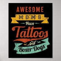 Phantastische Mamas haben Tattoos und Boxerhunde