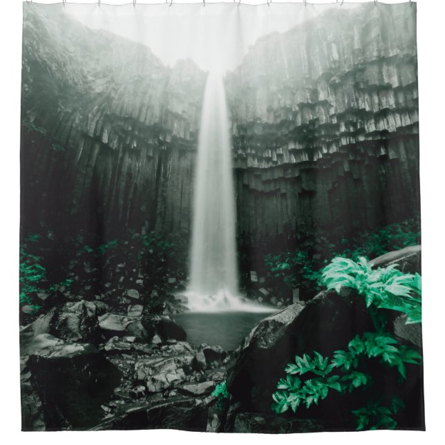 Phantastische Sicht auf den Wasserfall von Svartif Duschvorhang (Vorderseite)
