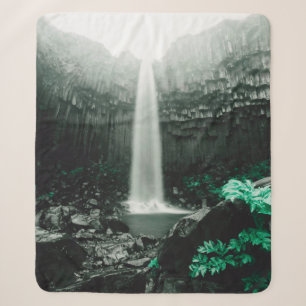 Phantastische Sicht auf den Wasserfall von Svartif Sherpadecke