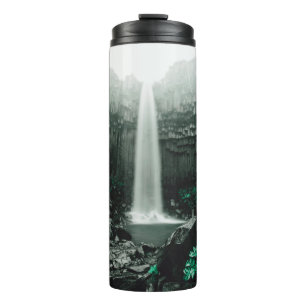Phantastische Sicht auf den Wasserfall von Svartif Thermosbecher