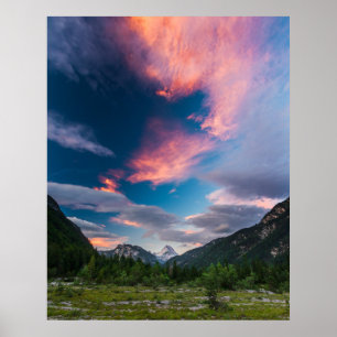Phantastische Sonnenuntergangswolken über dem Berg Poster